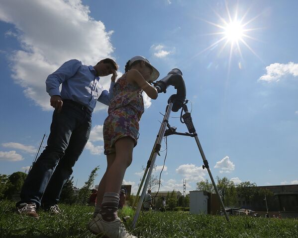Наблюдение за прохождением Меркурия по диску Солнца 9 мая 2016 года в Варшаве, Польша