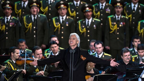 Оперный певец Дмитрий Хворостовский выступает на концерте в Зеленом театре ВДНХ с программой Песни военных лет