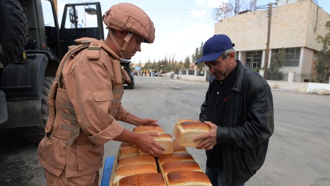 Раздача хлеба российскими военнослужащими жителям Сирии. Архивное фото