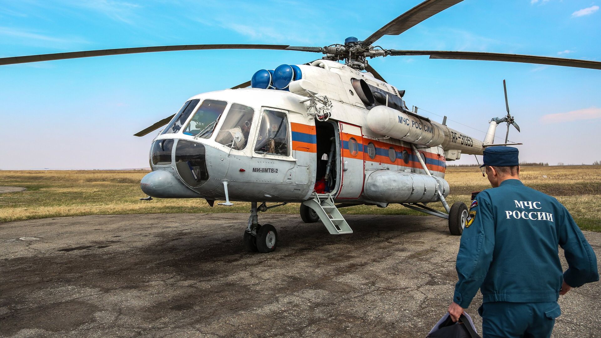 Пожарный вертолет Ми-8МТВ-2 МЧС России в аэропорту Благовещенска Амурской области - РИА Новости, 1920, 07.07.2023