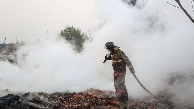 Сотрудники пожарной охраны МЧС России борются с последствиями природных пожаров в Амурской области