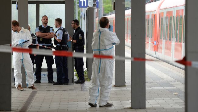 Сотрудники полиции  на железнодорожной станции в Германии. Архивное фото