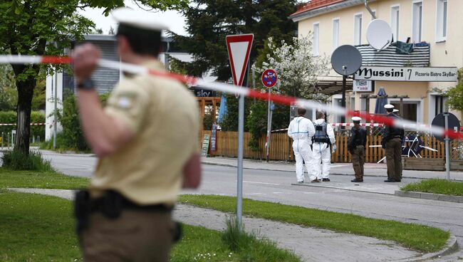 Сотрудники полиции на железнодорожной станции в районе Мюнхена, Германия. 10 мая 2016