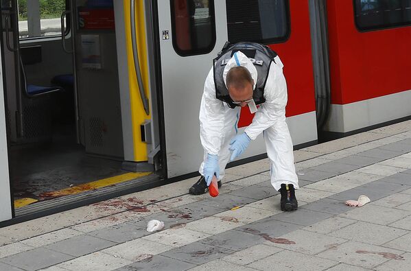 Сотрудник полиции на железнодорожной станции в районе Мюнхена, Германия. 10 мая 2016