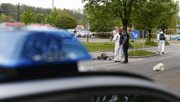 Сотрудники полиции на железнодорожной станции в районе Мюнхена, Германия. 10 мая 2016