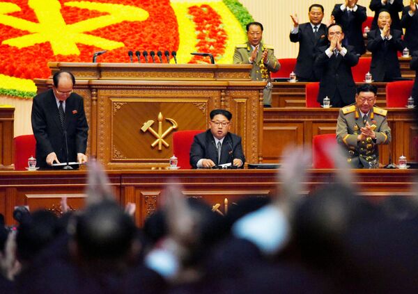 Северокорейский лидер Ким Чен Ын на съезде ТПК в Пхеньяне