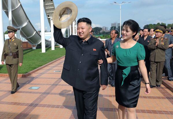 Северокорейский лидер Ким Чен Ын с женой Ли Соль Чжу