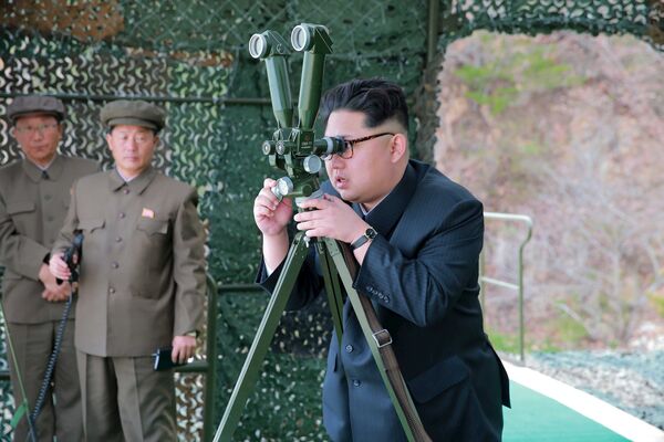Северокорейский лидер Ким Чен Ын наблюдает за испытаниями балистической ракеты
