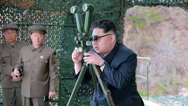Северокорейский лидер Ким Чен Ын наблюдает за испытаниями балистической ракеты