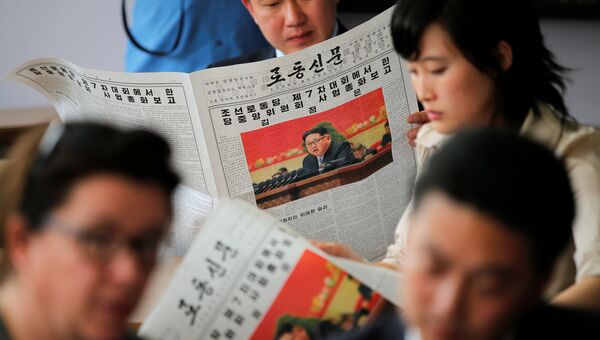 Газеты с бращением Ким Чен Ын на съезде ТПК в Пхеньяне