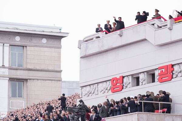Северокорейский лидер Ким Чен Ын на митинге по случаю съезда ТПК в Пхеньяне