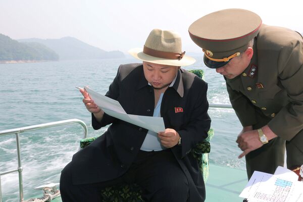 Северокорейский лидер Ким Чен Ын во время посещения стройки в Пхеньяне