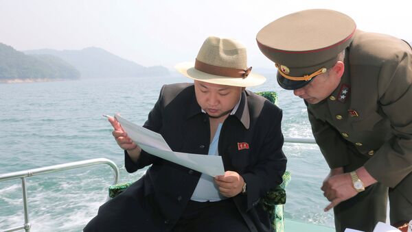 Северокорейский лидер Ким Чен Ын во время посещения стройки в Пхеньяне