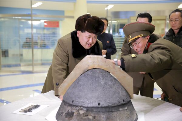 Северокорейский лидер Ким Чен Ын инспектирует боеголовку