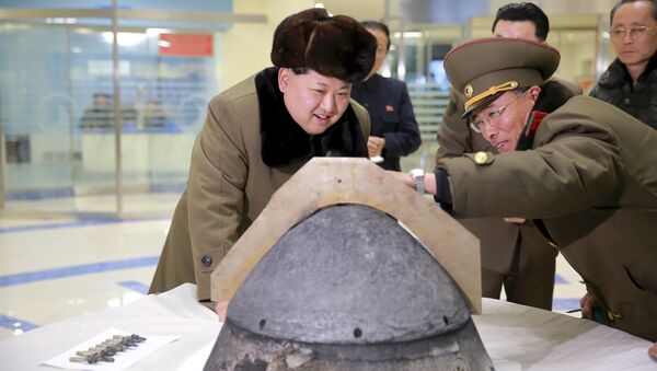 Северокорейский лидер Ким Чен Ын инспектирует боеголовку