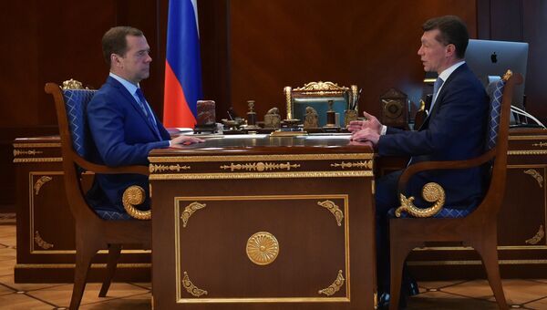Председатель правительства РФ Дмитрий Медведев и министр труда и социальной защиты РФ Максим Топилин во время встречи в подмосковной резиденции Горки