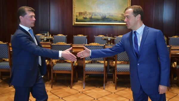 Председатель правительства РФ Дмитрий Медведев (справа) и министр труда и социальной защиты РФ Максим Топилин. Архивное фото