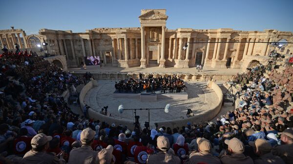 На концерте симфонического оркестра Мариинского театра под руководством Валерия Гергиева в Римском амфитеатре сирийской Пальмиры