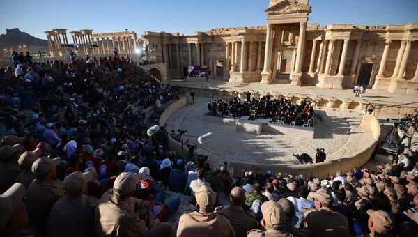 На концерте симфонического оркестра Мариинского театра под руководством Валерия Гергиева в Римском амфитеатре сирийской Пальмиры