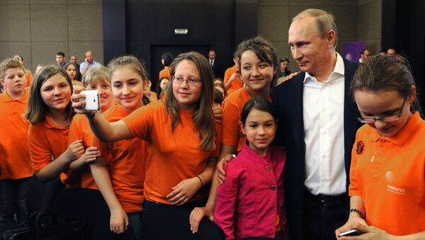 Президент РФ Владимир Путин фотографируется с учениками образовательного центра Сириус в Сочи