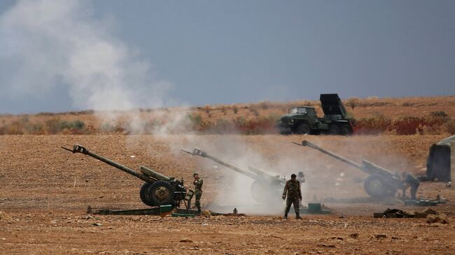 Военнослужащие сирийской армии ведут обстрел позиций боевиков на севере сирийской провинции Хама