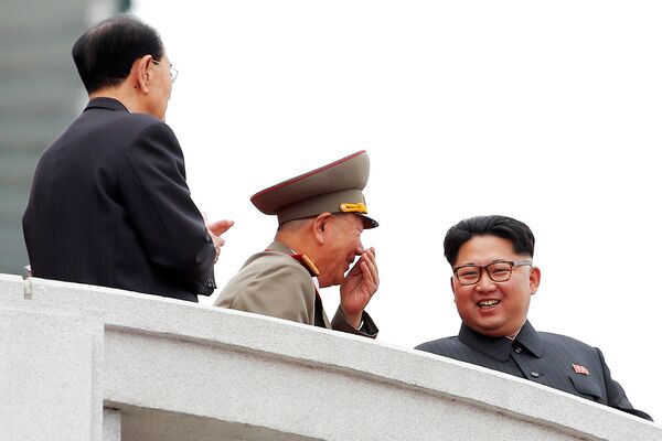 Cеверокорейский политический лидер Ким Чен Ын во время парада на главной площади в Пхеньяне, Северная Корея