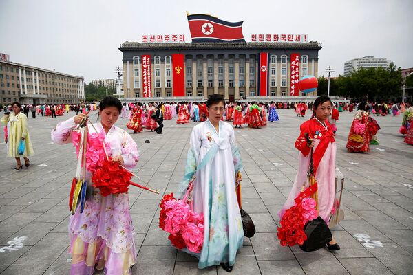 Участники парада на главной площади в Пхеньяне, Северная Корея
