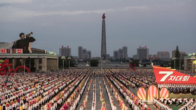 Участники парада на главной площади в Пхеньяне, Северная Корея