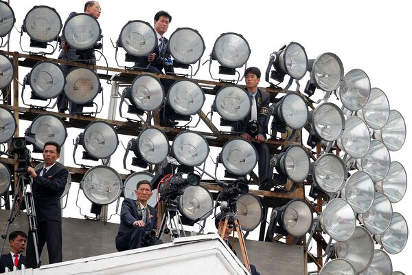 Кинооператоры во время парада на главной площади в Пхеньяне, Северная Корея