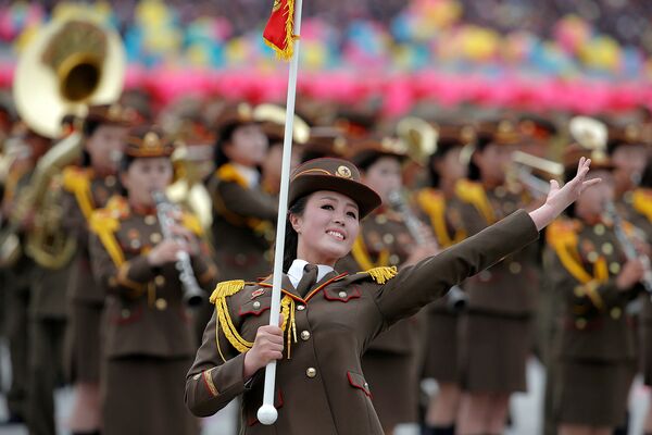 Участники парада на главной площади в Пхеньяне, Северная Корея