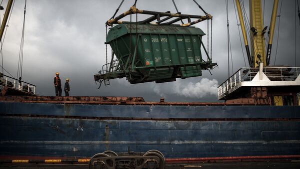 Выгрузка вагона с зерном в морском торговом порту. Архивное фото