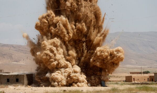 Бойцы сил сопротивления взрывают самодельные взрывные устройства, изъятые у террористов ИГИЛ. Синджар, Ирак
