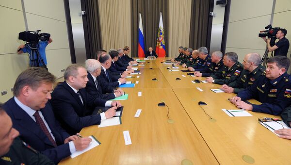 Президент России Владимир Путин проводит совещание с руководством министерства обороны в резиденции Бочаров ручей в Сочи