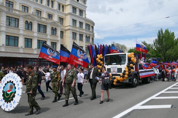 Участники праздничного шествия, посвященного второй годовщине провозглашения независимости Донецкой народной республики, в Донецк