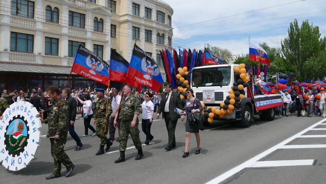 Участники праздничного шествия, посвященного второй годовщине провозглашения независимости Донецкой народной республики, в Донецке. Архивное фото