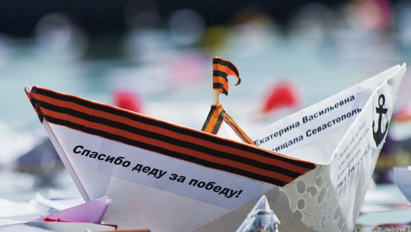 Кораблики, запущенные в Черное море участниками акции Кораблик Победы в Феодосии. Архивное фото