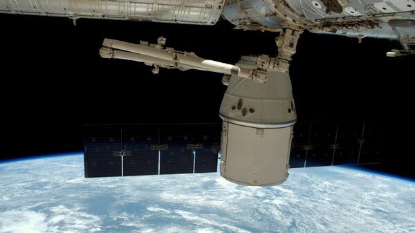 Отстыковка космического грузовика Dragon от МКС. 11 мая 2016
