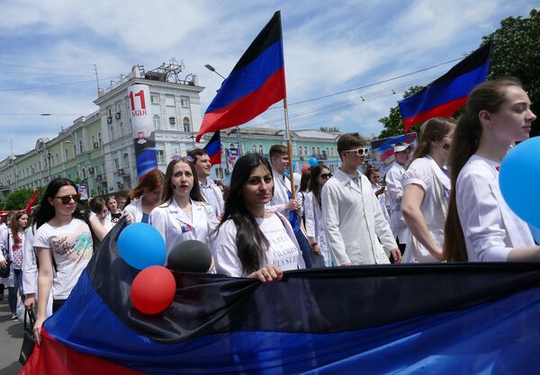 Участники праздничного шествия, посвященного второй годовщине провозглашения независимости Донецкой народной республики, в Донецке