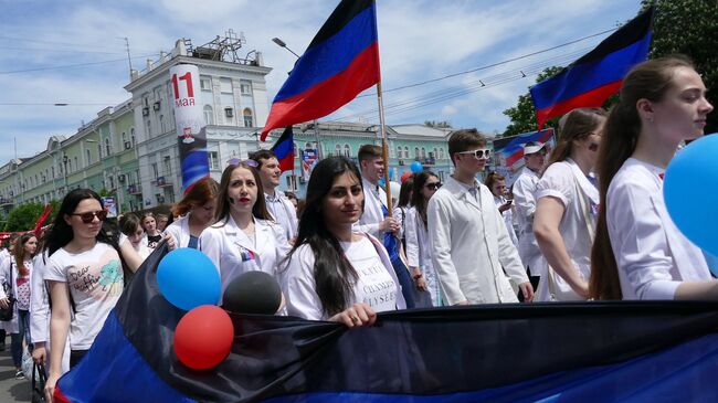 Участники праздничного шествия, посвященного второй годовщине провозглашения независимости Донецкой народной республики, в Донецке