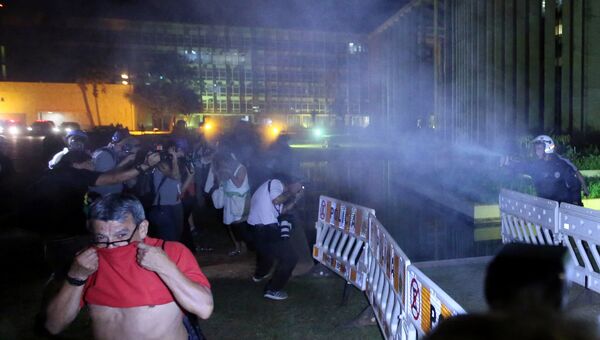 Полиция применила перечный газ для разгона сторонников Дилмы Роуссефф в Бразилии
