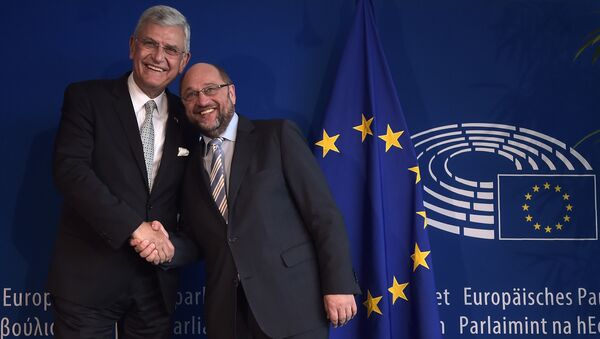 Председатель Европейского парламента Мартин Шульц и министр Турции по делам Евросоюза Волкан Бозкыр во время совместной встречи в Страсбурге