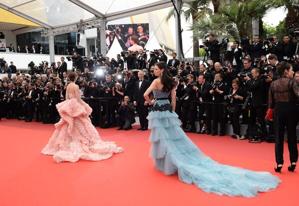 Актрисы Бьянка Балти и Арайя Харгейт на красной дорожке церемонии открытия 69-го Каннского кинофестиваля