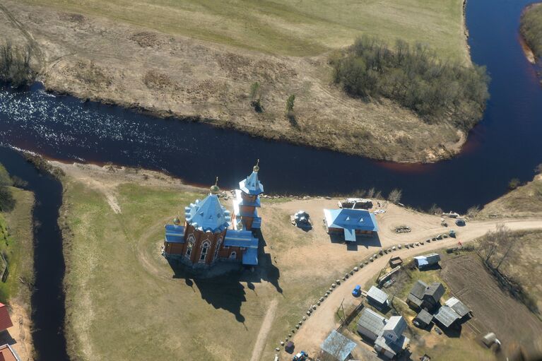 Церковь Иоанна Предтечи на берегу реки Пежма в деревне Заручевской в Вельском районе