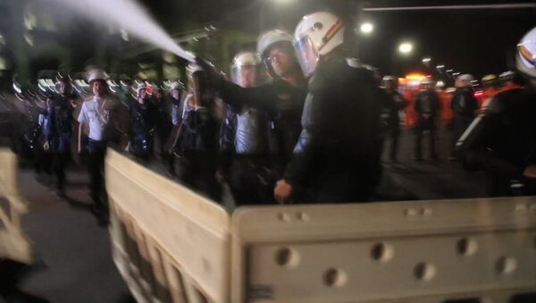 Бразильские полицейские газом разгоняли сторонников Роуссефф у здания сената