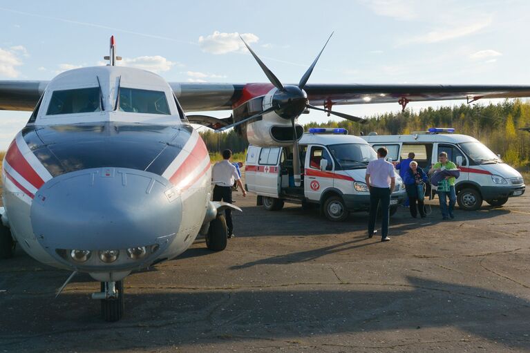 Самолет L-410 в аэропорту Вельска перед транспортировкой пациентов для отправки в Архангельск