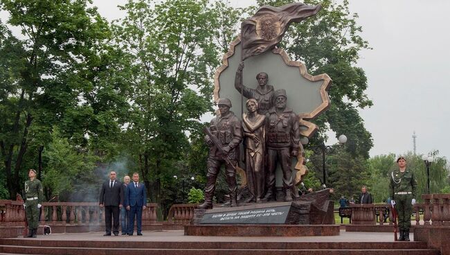 Торжественное открытие памятного знака Они стояли за Родину