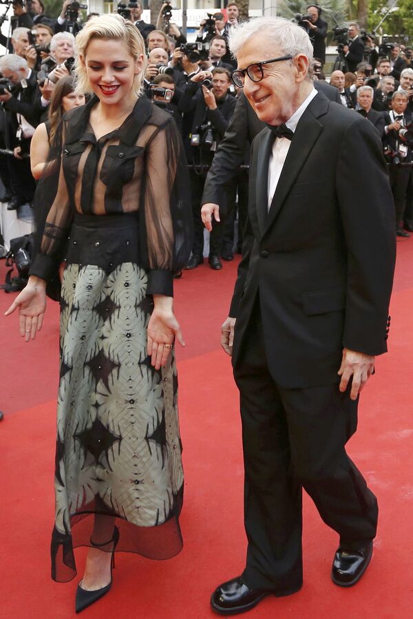 Американская киноактриса Кристен Стюарт и американский кинорежиссёр Вуди Аллен на красной дорожке церемонии открытия 69-го Каннского кинофестиваля