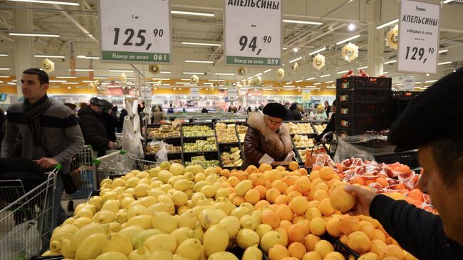 Покупатели у прилавка с лимонами и апельсинами из Турции. Архивное фото