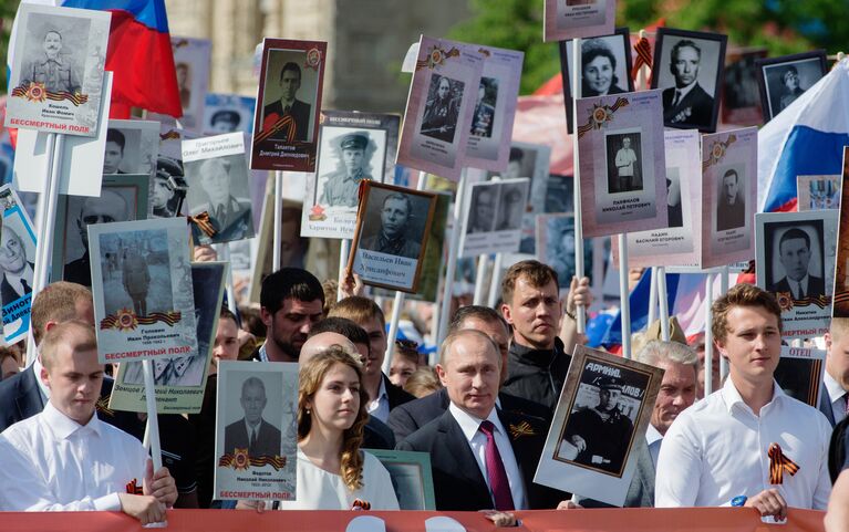 Президент России Владимир Путин принимает участие в шествии патриотической акции Бессмертный полк на Красной площади