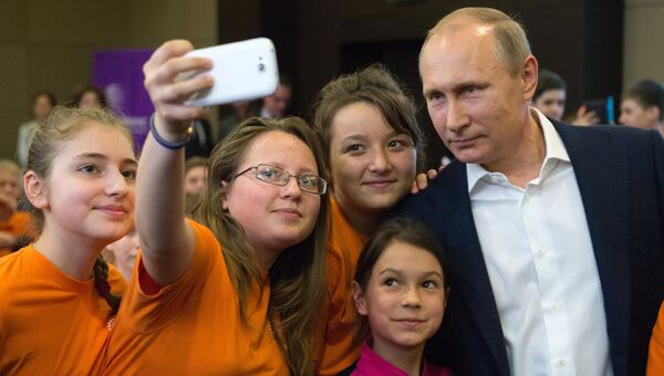 Президент РФ Владимир Путин фотографируется с учениками образовательного центра Сириус в Сочи. Архивное фото